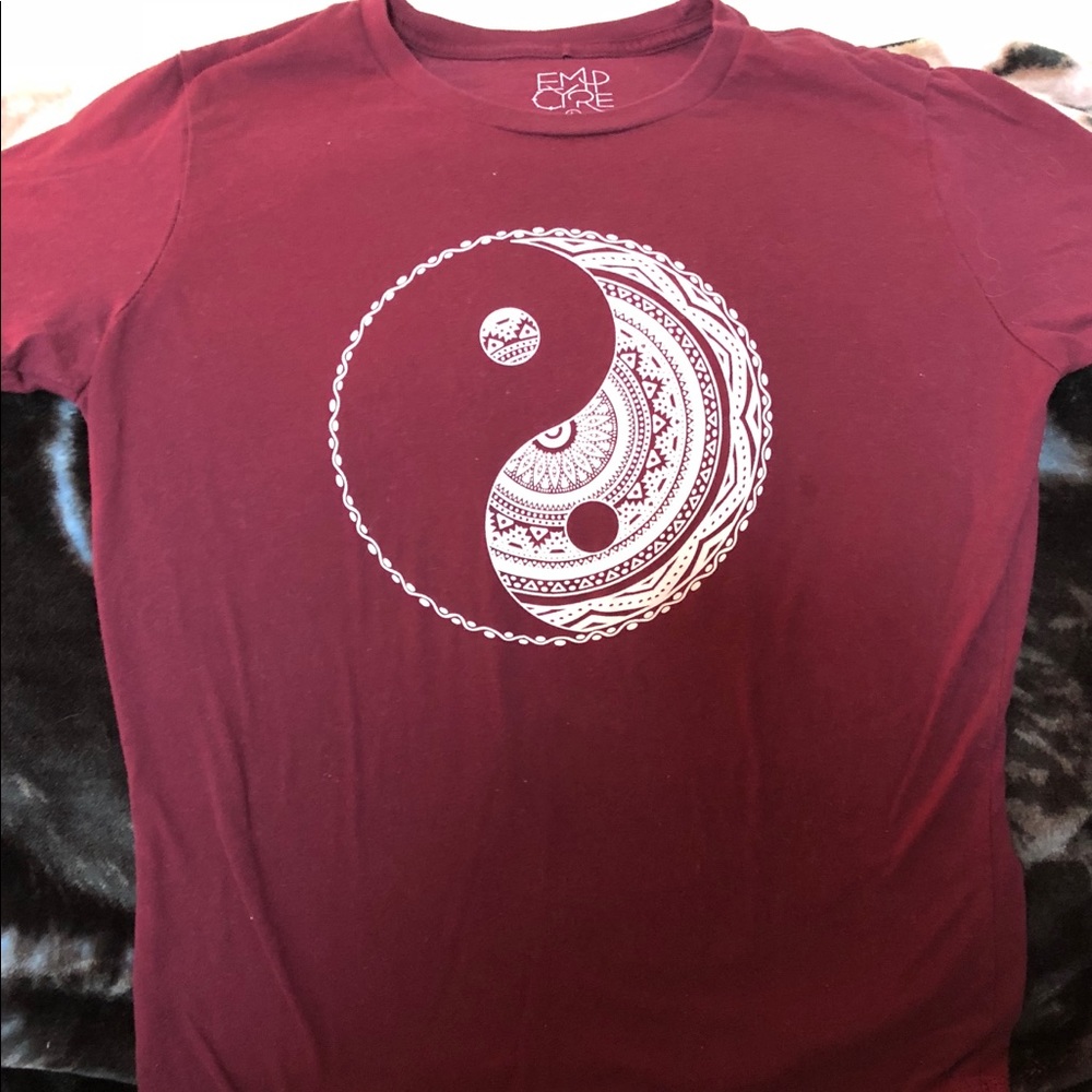 Ying-yang design T-Shirt. Burgundy Size L  EUC